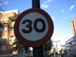 Prohibido circular a mas de30 km.  CIRCULACION URBANA EMPRESA